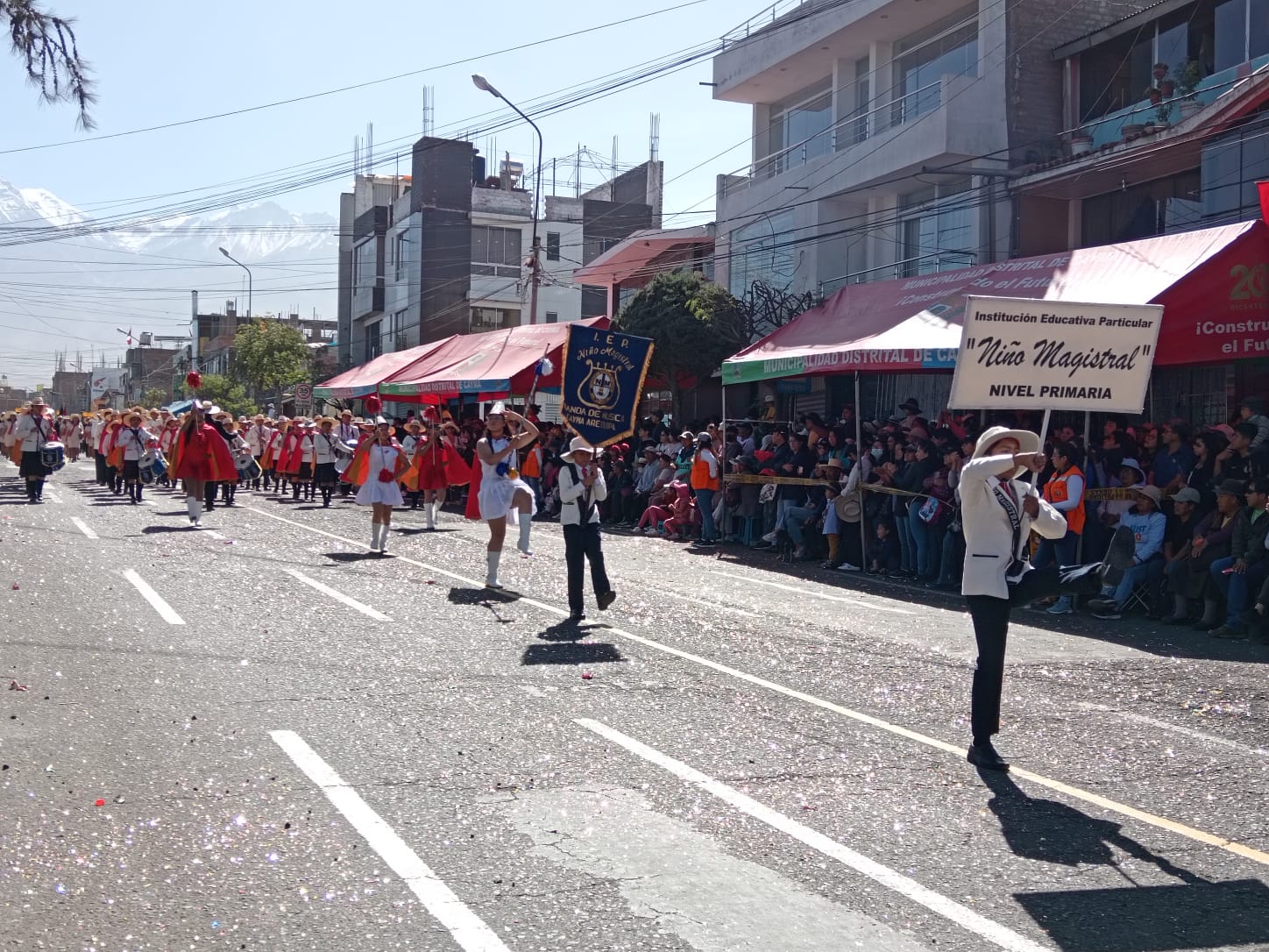 Cayma Regresó la gallardía escolar en desfile por Fiestas Patrias