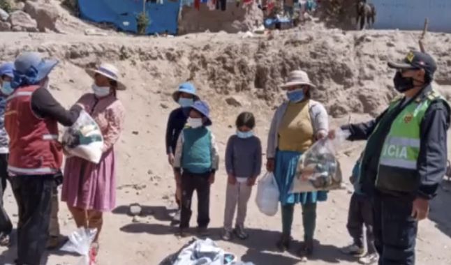 Policías donaron parte de sueldo para comprar alimentos y colchones a familias de Condesuyos