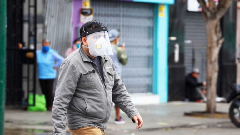 Protector facial obligatorio en reanudación de transporte público en Puno