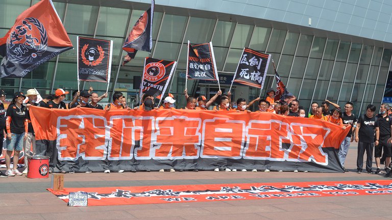Simpatizantes de Wuhan accedieron por primera vez a un partido de fútbol desde que comenzó la pandemia