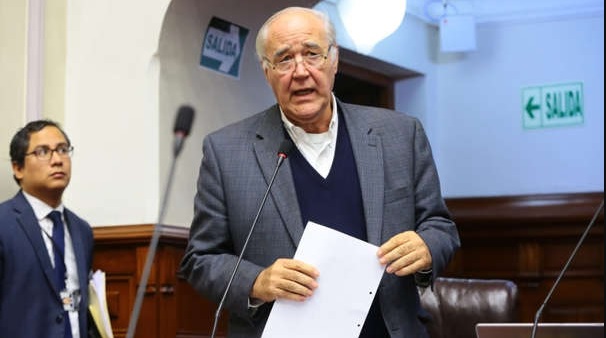Víctor Andrés García enfrentará a Yonhy Lescano en elecciones internas