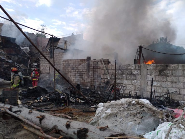 Bomberos y policías pudieron controlar el incendio de un depósito de reciclaje en Socabaya