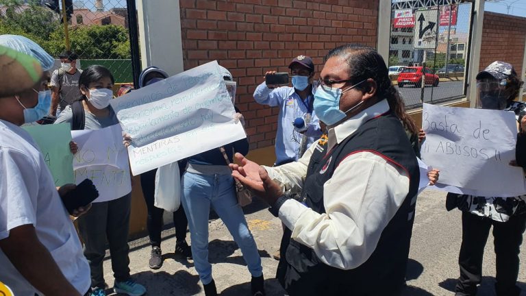 Técnicos y enfermeras del hospital Honorio Delgado protestaron por falta de pagos