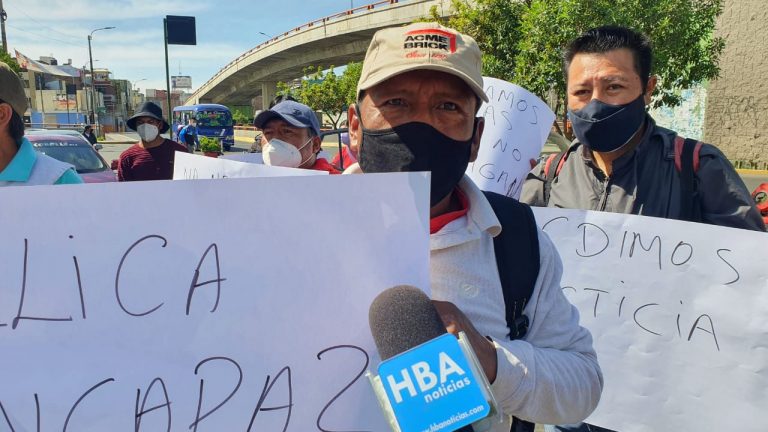 Obreros exigen que el Gobierno Regional de Arequipa les pague por los trabajos que realizaron en el hospital Honorio Delgado