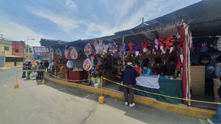 Vendedores de coronas ofertan sus productos en el estadio Melgar a mitad de precio