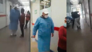 Vigilante agredió a familiares de recién nacido que falleció por falta de atención oportuna.