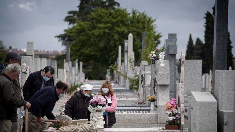 Defensoría del Pueblo pide implementar medidas para evitar las aglomeraciones en los cementerios