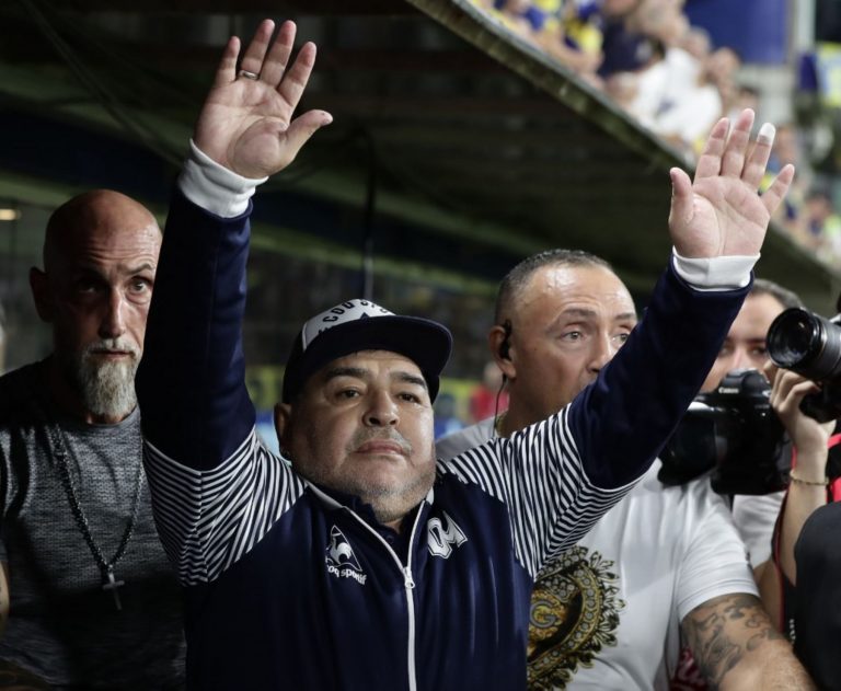 Internan a Maradona por un “bajón anímico” pero médico afirma que no es grave