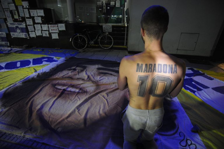 Maradona sufrió un cuadro abstinencia y seguirá internado por “varios días más”