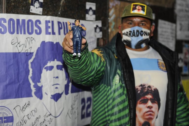 Estado de Maradona “es bueno” y quieren llevarlo a una casa, dice su médico