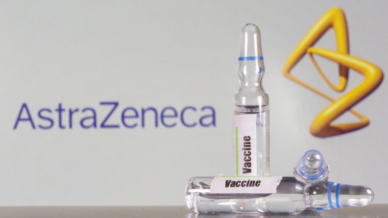 Vacuna AstraZeneca solo tendría alta efectividad en jóvenes