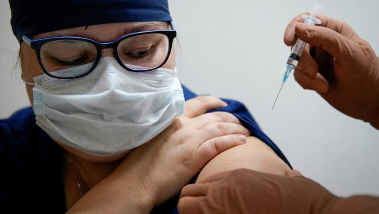 Rusia: Vacunación contra COVID-19 comenzará la próxima semana