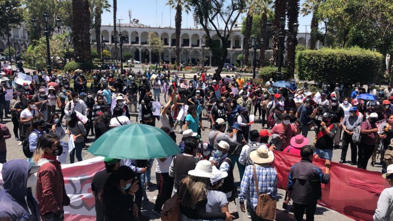 Estudiantes de la UNSA salieron a marchar en contra de la vacancia presidencial