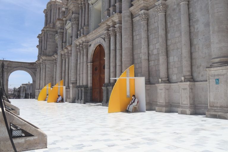 Vuelven a instalar los confesionarios en el atrio de la Basílica Catedral de Arequipa