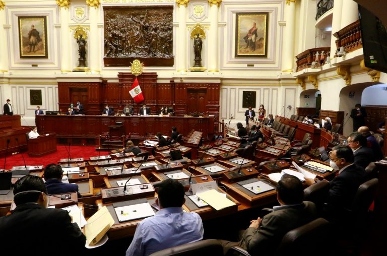 Congreso aprueba dictamen de ley a favor del otorgamiento del bachillerato automático