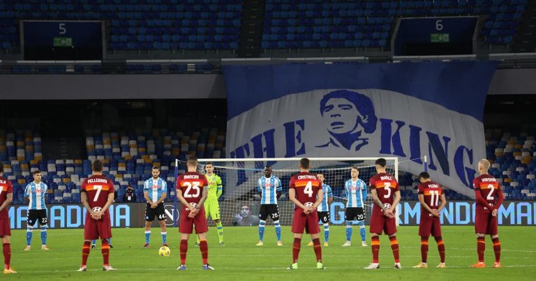 Napoli y Roma pararon su partido a los 10′ para homenajear a Maradona