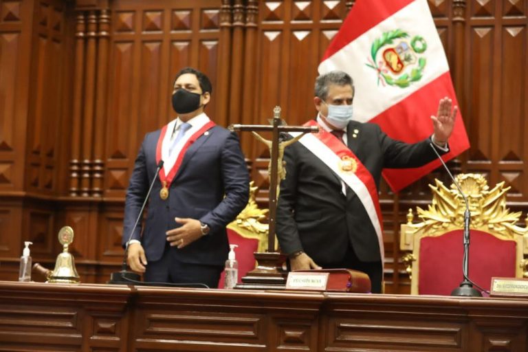 Manuel Merino de Lama jura como presidente del Perú