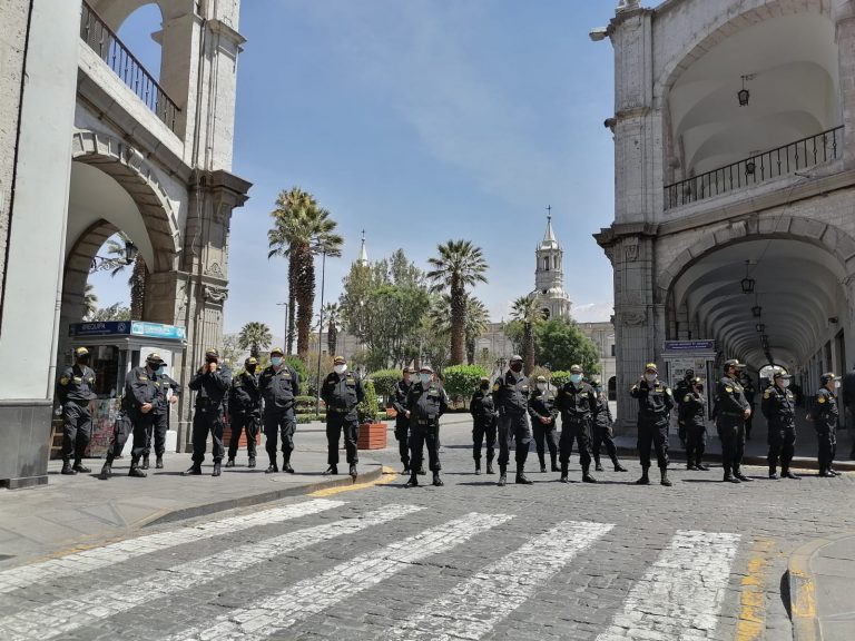 Arequipa: Policías impiden el paso de peatones a la plaza de Armas y España por temor a nuevas protestas