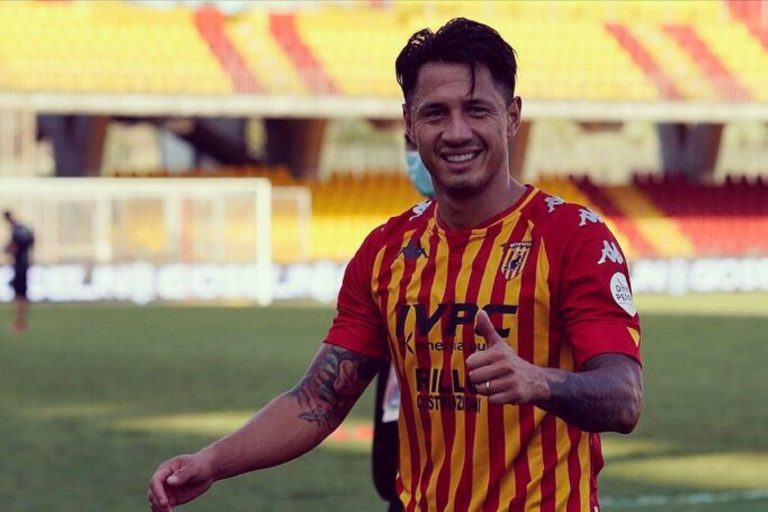 Gianluca Lapadula fue titular en el empate de Benevento ante el Parma