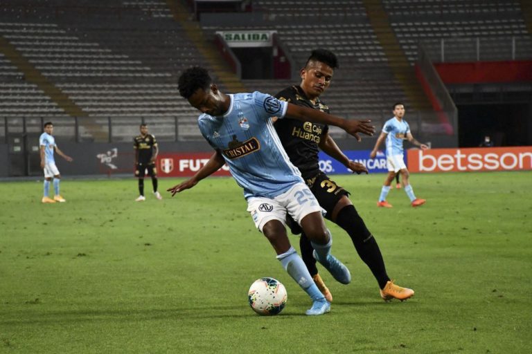 Universitario y Cristal frente a frente hoy por la primera final de la Liga 1