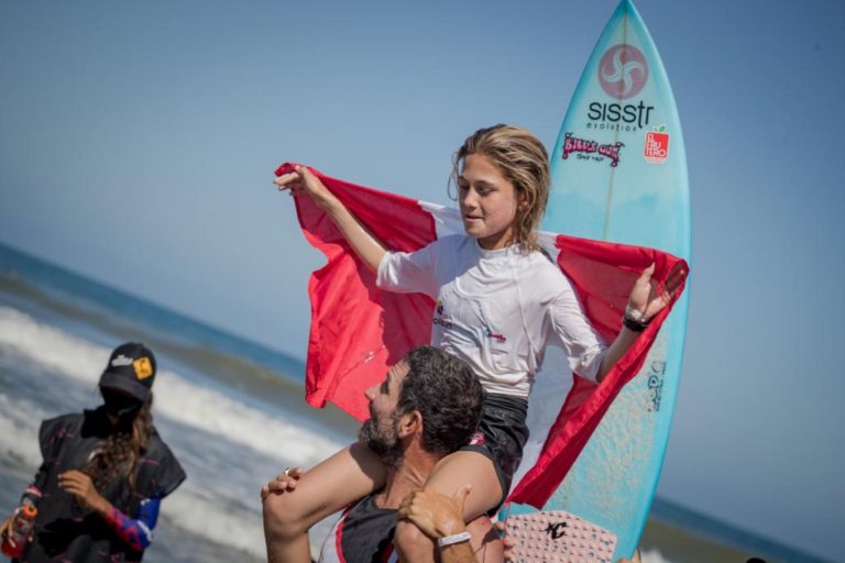 Catalina Zariquiey, la prodigio peruana que es campeona sudamericana de surf