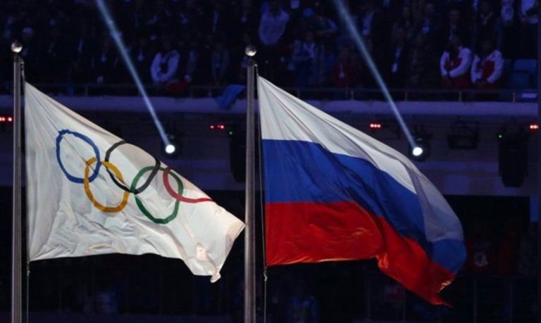El TAS prohíbe a Rusia emplear su bandera y su himno hasta 2022