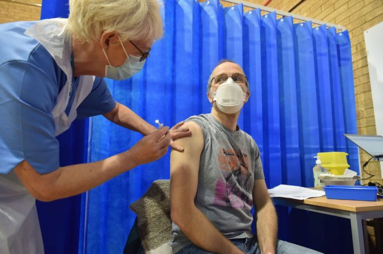 Reino Unido: Gobierno pide que eviten vacunarse quienes tuvieron historial alérgico