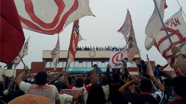 Hinchas de Universitario realizan banderazo en Campomar