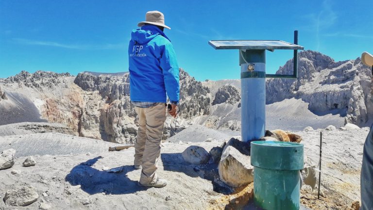 IGP instala equipos multigas para el estudio y monitoreo de fumarolas de los volcanes Sabancaya y Ubinas