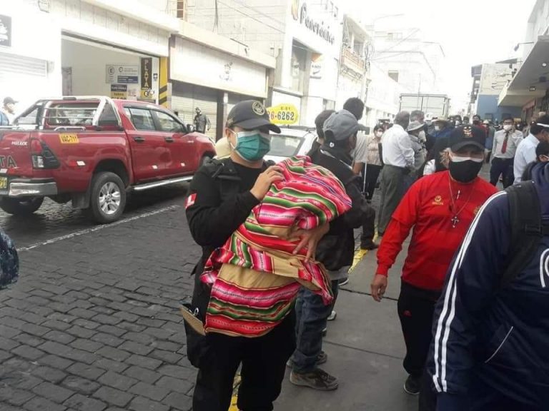 Arequipa: Serenos cuidan a menores mientras madres hacen trámites en el Banco de la Nación