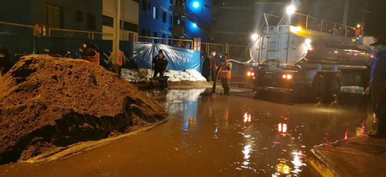 Calles y avenidas de Tacna se inundaron por fuertes lluvias