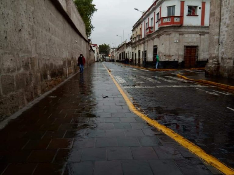 Arequipa: Torrentera se activó y lluvias continuarán este martes
