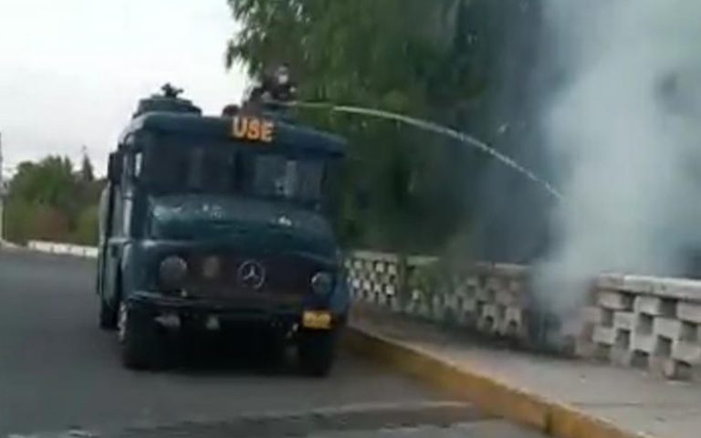 Vídeo: Policías usan rochabus para apagar incendio forestal en Arequipa