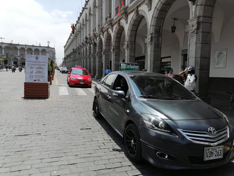Taxistas podrán llevar hasta tres pasajeros en sus unidades
