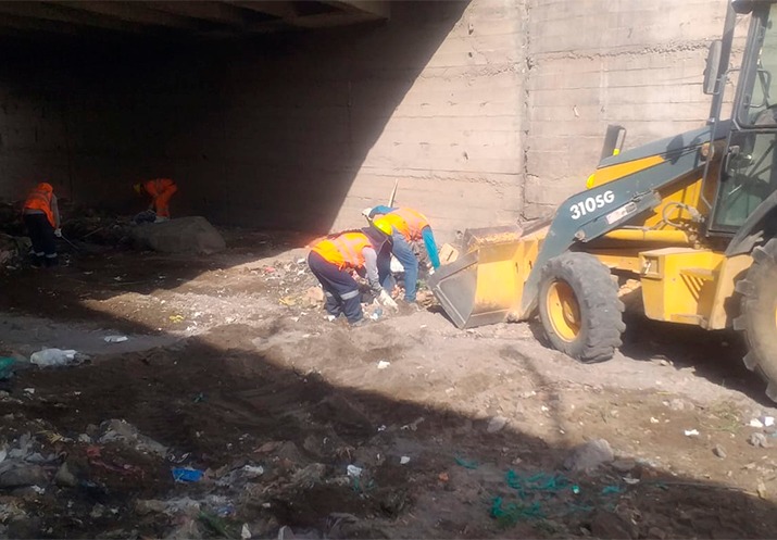 Piden a vecinos de Mariano Melgar a no arrojar escombros y basura en torrenteras y causes