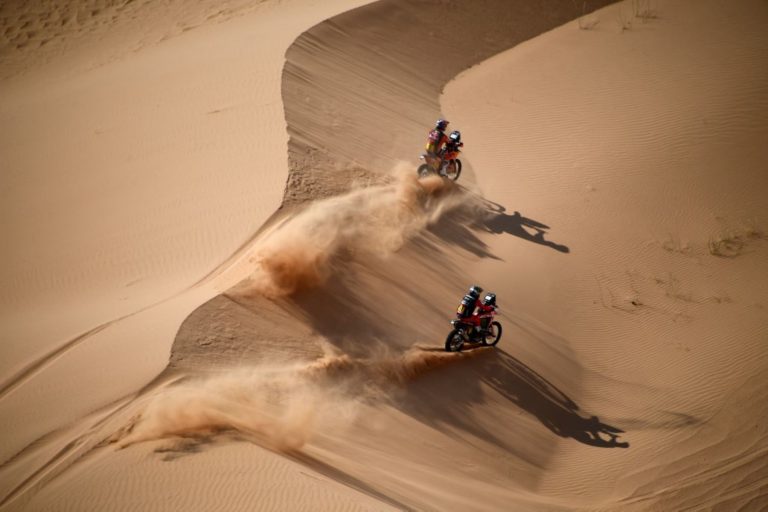 Rally Dakar: argentino Benavides gana con la nariz rota la quinta etapa en motos