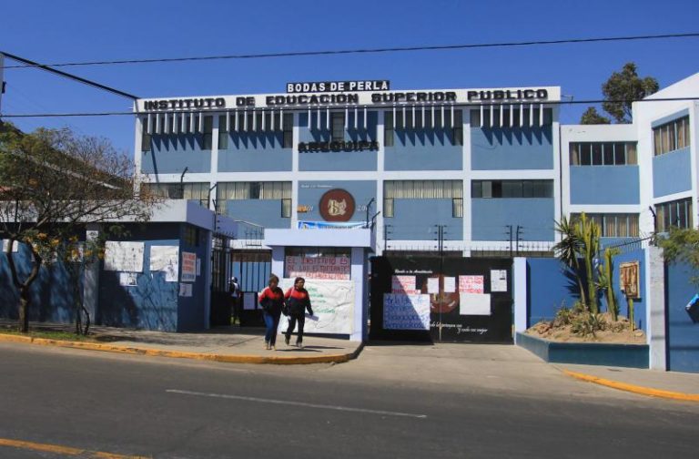 Arequipa: GREA no paga hace 5 meses los servicios básicos de 3 institutos superiores