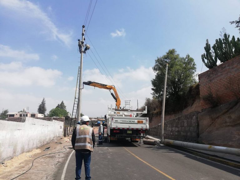 Arequipa: Caída de un poste de alumbrado público provoca congestión vehicular en el puente Chilina