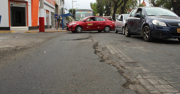 Arequipa: Avenida Ejército luce destruida luego de realizar un reasfaltado