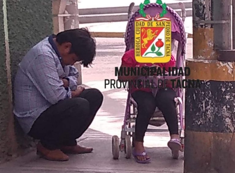 Tacna: Sujeto ebrio se queda dormido en la calle junto a su menor hija