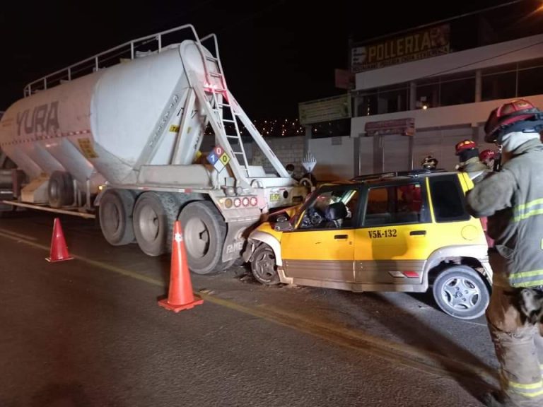 Arequipa: Conductor de tico fallece luego de chocar su carro contra un tráiler