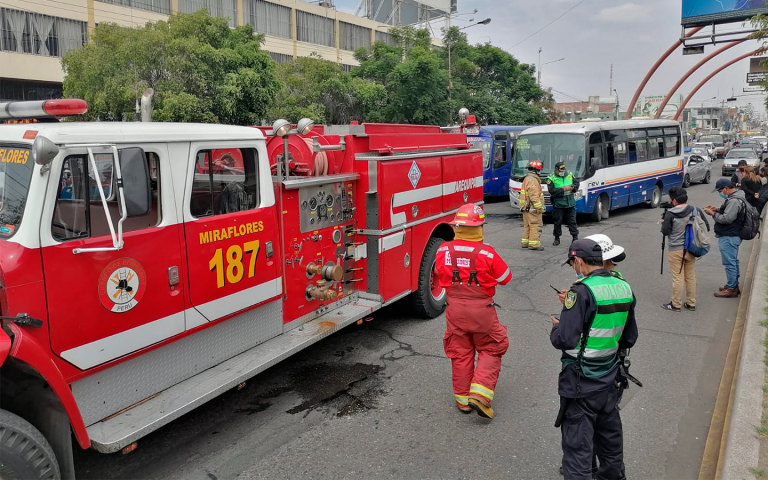 Arequipa: Combi casi se incendia en el óvalo de Mariscal Castilla