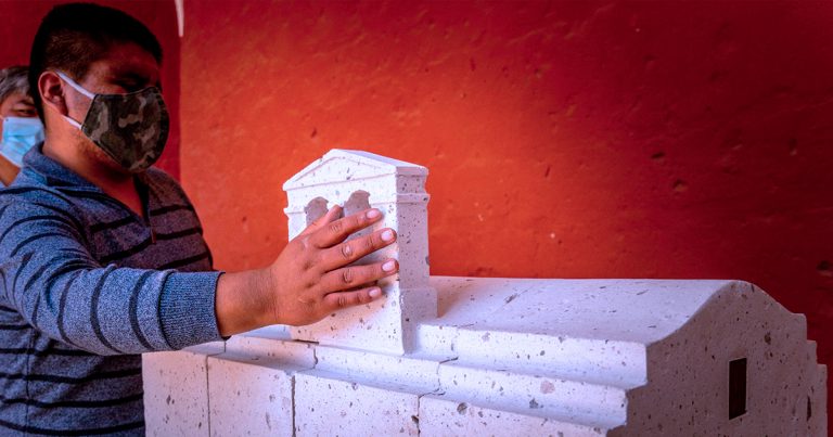 Arequipa: Presentan maqueta de la Capilla San Pedro con escritura braille