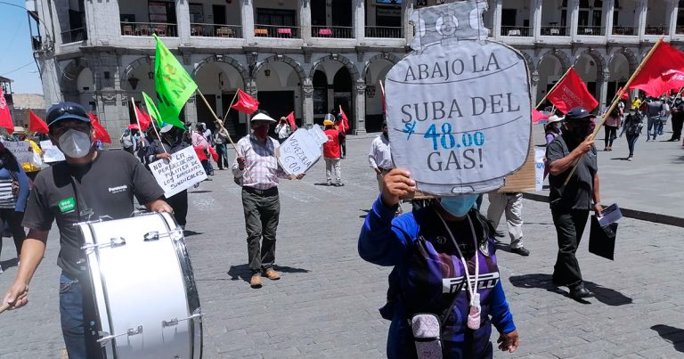 Arequipa: Marchan exigiendo al Gobierno intervenir ante incremento del precio del gas y combustible