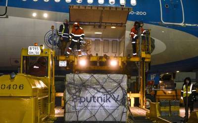 Argentina: Avión que recogerá 300 mil dosis de Sputnik V llegó a Moscú