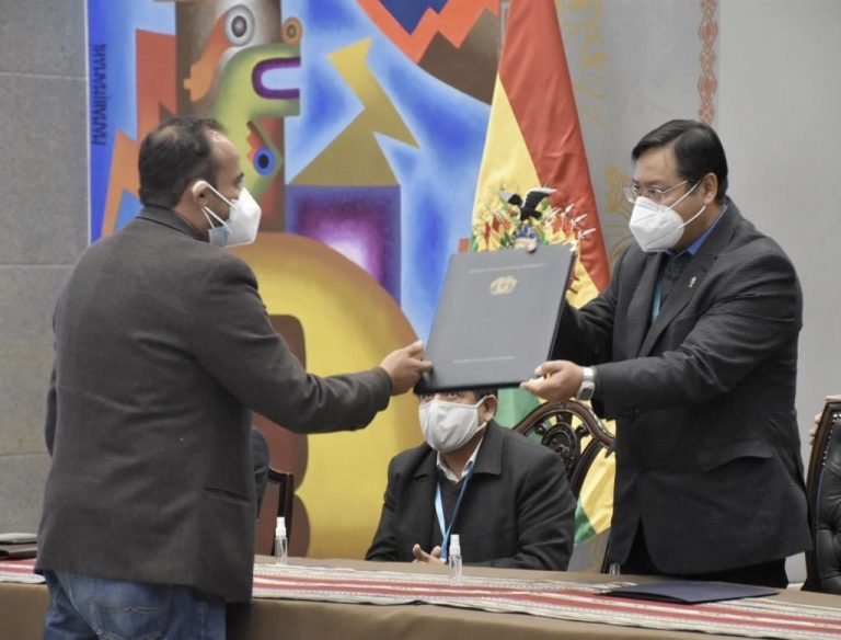 Bolivia autoriza el uso y distribución de vacunas Sputnik V