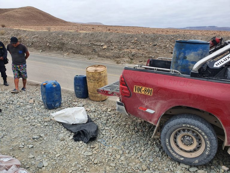 Arequipa: Policías intervinienen a mineros cargados de oro sin procesar y explosivos en Caravelí