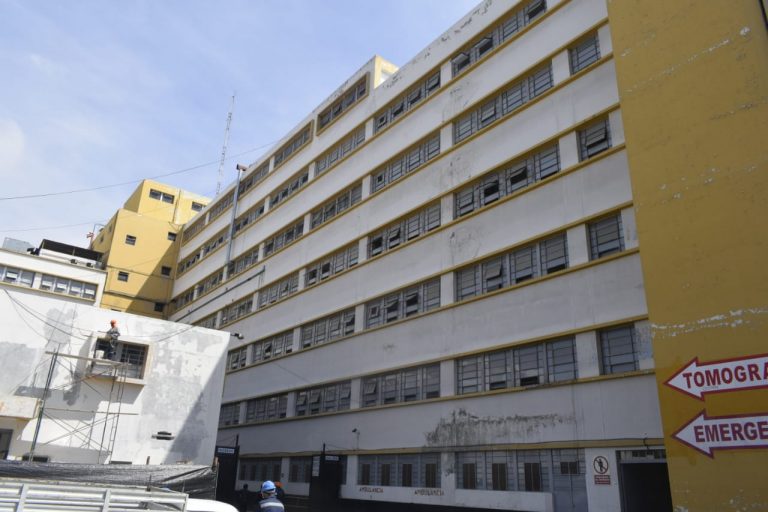 Paciente con covid-19 se auto eliminó en el segundo piso del hospital Honorio Delgado Espinoza