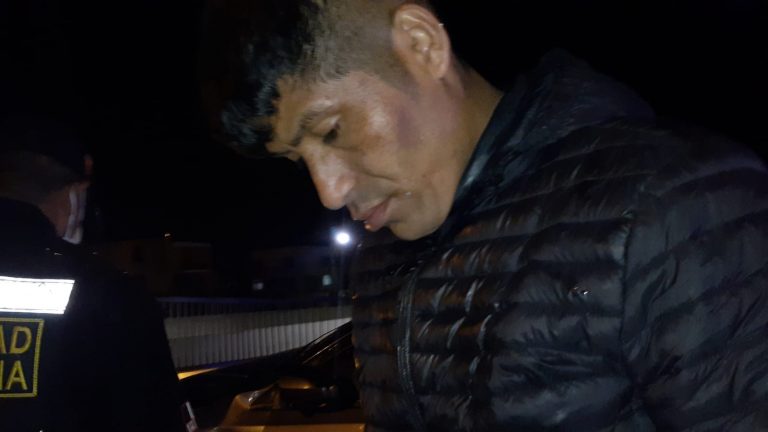 Arequipa: Chofer en aparente estado de ebriedad estrelló su auto contra muro del puente Roberts