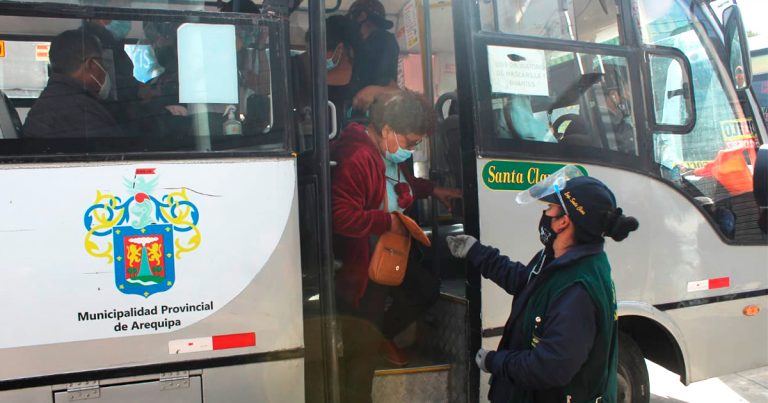 Arequipa: Pasajeros molestos porque fueron bajados de buses de transporte público